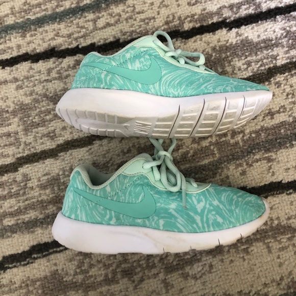 Nike Tajun Little Girls Sneakers - Picture 10 of 10